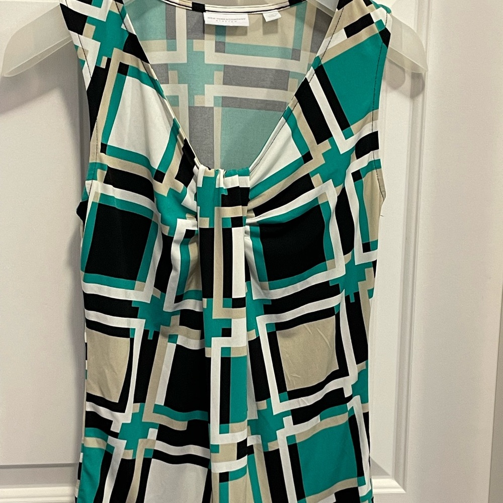 New York & Co. sleeveless green colour block top, Small.